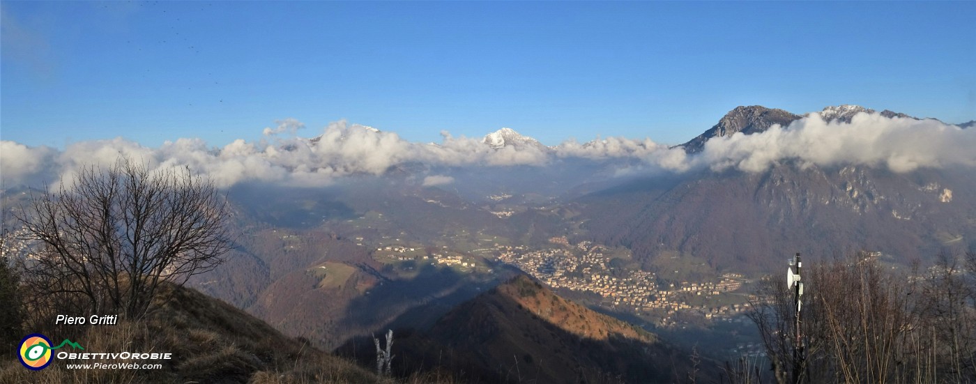 50  Vista panoramica verso  le cime M.A.G.A. (Menna-Arera-Grem-Alben) tra nubi  sparse vaganti.jpg